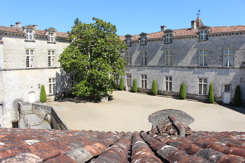 Cour d'honneur du Château Royal de Cazeneuve