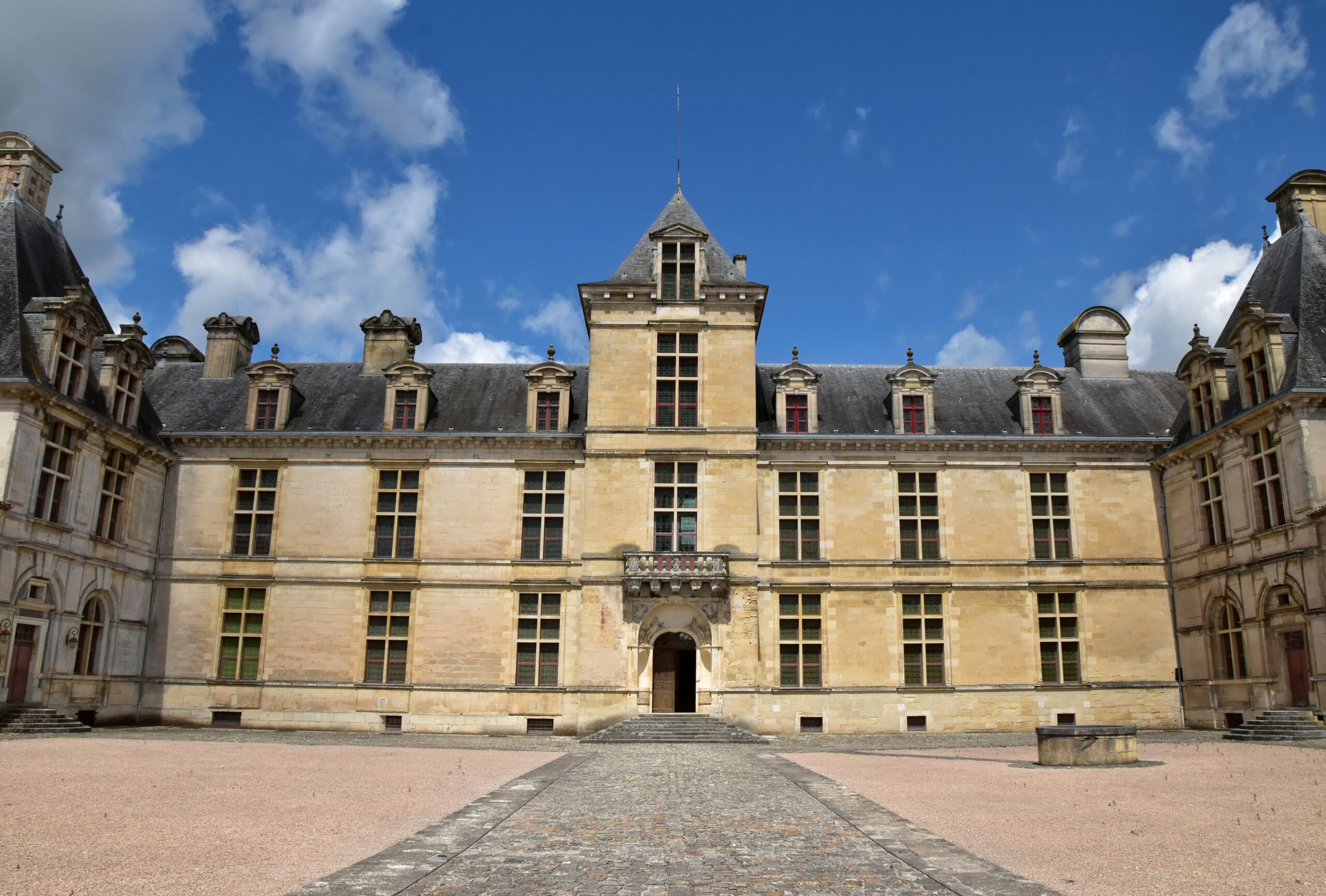 Château ducal de Cadillac, facade sur cour (c) CMN - M. Delanne