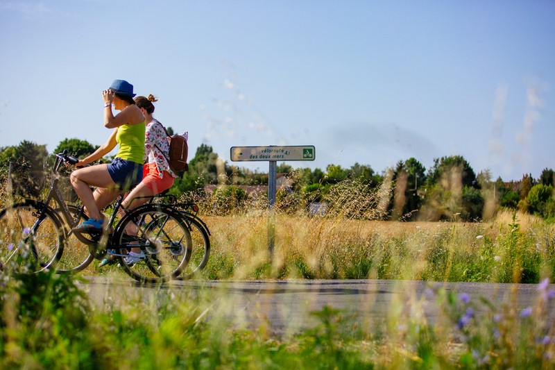 velo-route-panneau et velos agence-les-conteurs